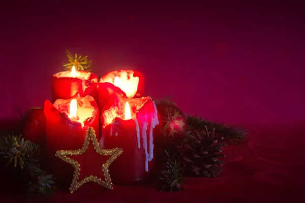 4つの赤い燃焼アドベントキャンドルや装飾。そうだ。クリスマスの背景. — ストック写真