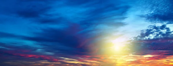Όμορφο ηλιοβασίλεμα. Φύση φόντο με πολύχρωμο ουρανό. — Φωτογραφία Αρχείου