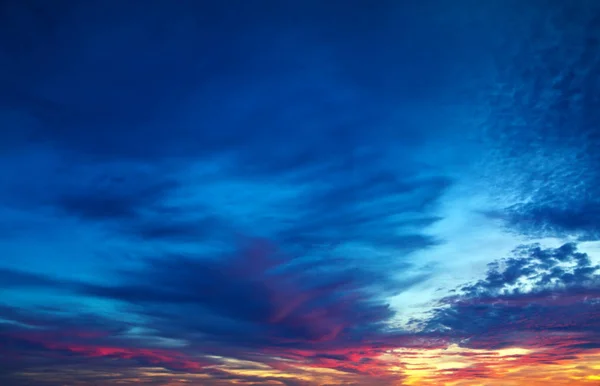 Belo pôr-do-sol. Natureza fundo com céu colorido . — Fotografia de Stock