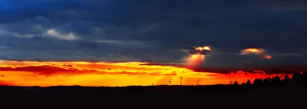 Bunte Sonnenuntergang und große Wolken .nature Hintergrund. — Stockfoto