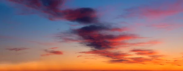 Belo pôr-do-sol. Natureza fundo com céu colorido . — Fotografia de Stock