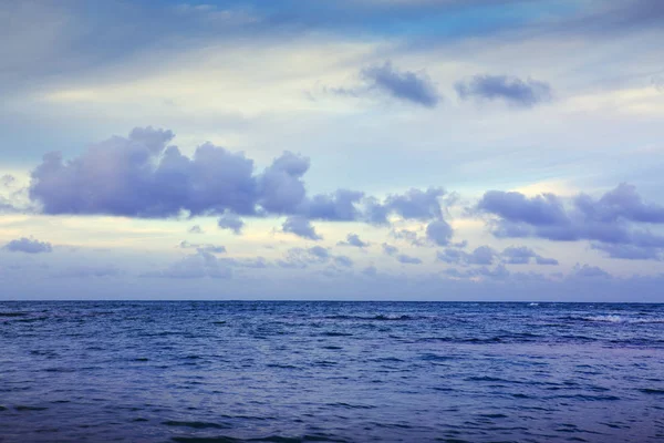 Mar das Caraíbas e céu azul nuvens. Fundo de viagem . — Fotografia de Stock