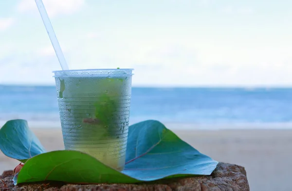 Cocktail mojito au citron sur la plage des Caraïbes tropicales . — Photo