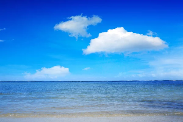 Mare dei Caraibi e cielo nuvoloso. Sfondo di viaggio. — Foto Stock