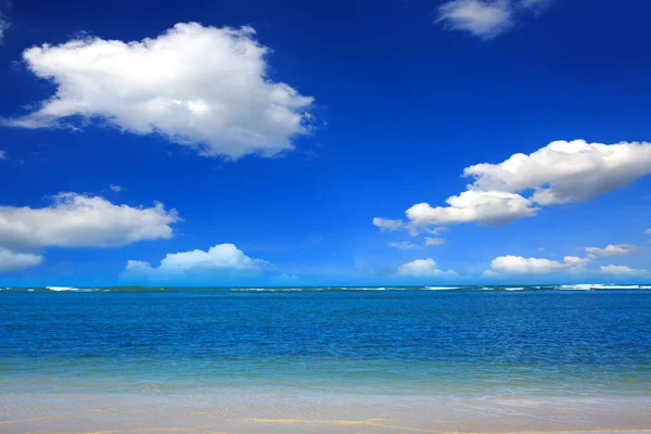 Καραϊβική θάλασσα και σύννεφα ουρανό. Ιστορικό ταξιδιού. — Φωτογραφία Αρχείου