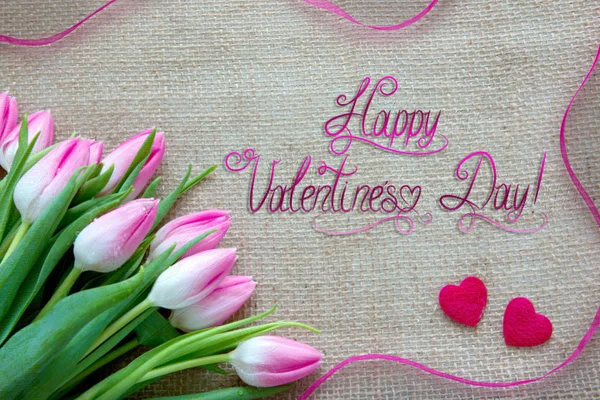 Dia dos namorados fundo com tulipas e corações cor de rosa. — Fotografia de Stock