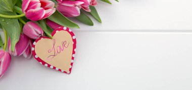 Sevgililer Günü için kalp şeklinde kartlı pembe laleler..