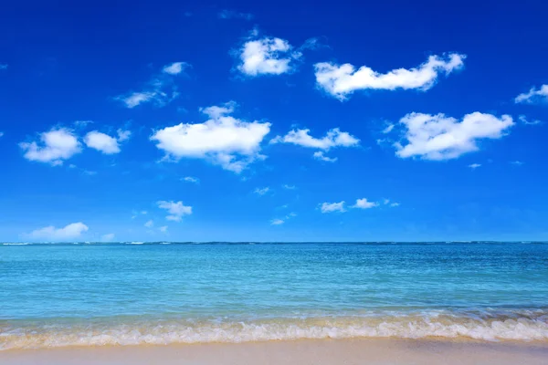 Belle mer des Caraïbes et ciel bleu. Contexte naturel. — Photo