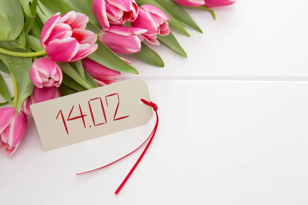 情人节卡片和木制背景上一束美丽的郁金香. — 图库照片