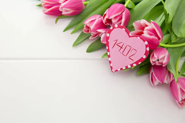Vlentines Day serca i bukiet pięknych tulipanów na drewnianym tle. — Zdjęcie stockowe