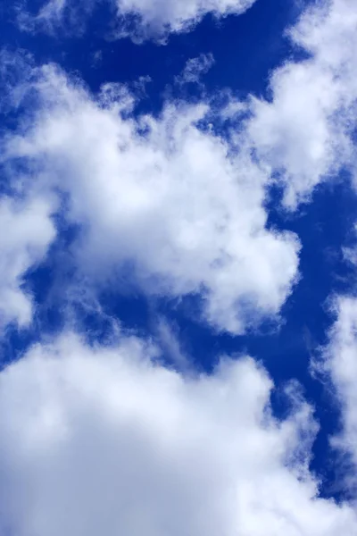 Beyaz bulutlu mavi gökyüzü arka planı. Doğa arkaplanı. — Stok fotoğraf