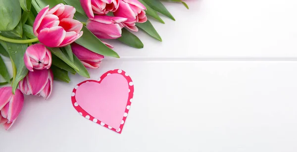 Vlentines Day heart and a bouquet of beautiful tulips on wooden background. — Stock Photo, Image