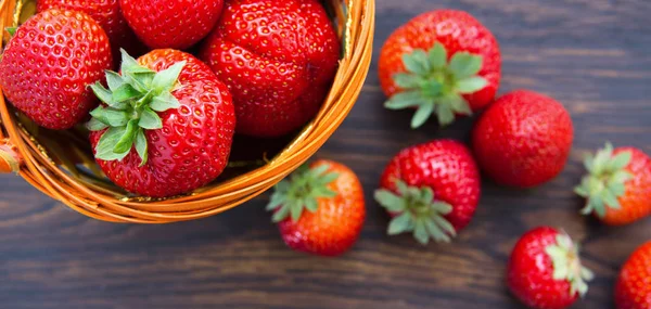 Macro sobre fresas sobre fondo de madera . — Foto de Stock