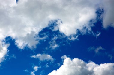 Büyük bulutlar ve mavi gökyüzü arka plan . Doğa arka planı.