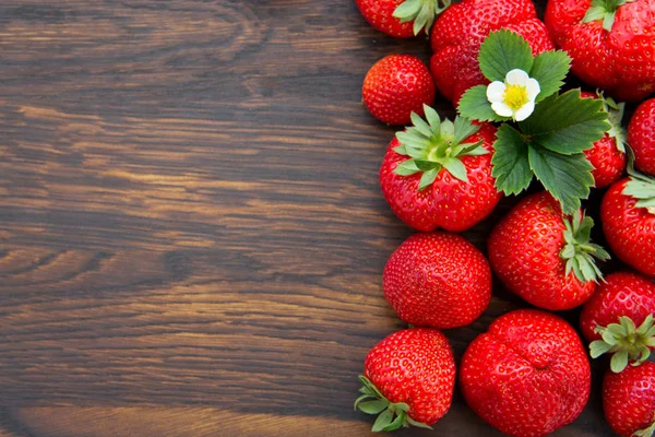 Macro sobre fresas sobre fondo de madera . — Foto de Stock