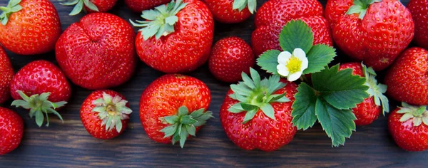 Macro sobre fresas sobre fondo de madera . — Foto de Stock