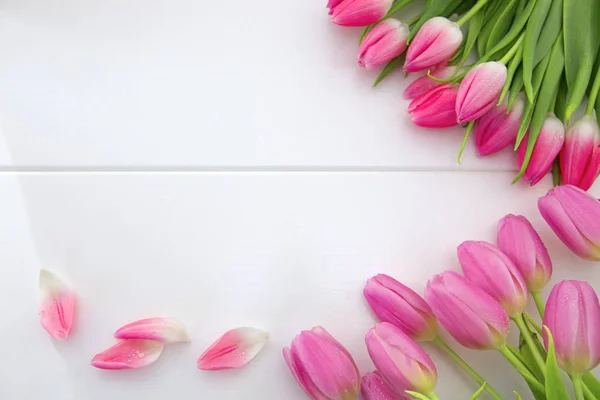 Růžové tulipány izolované na bílém dřevě pozadí. Pozadí oslav. — Stock fotografie