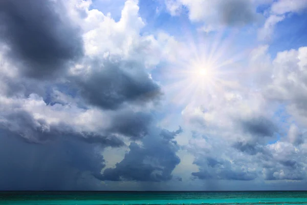 Γαλάζιο του ουρανού με σύννεφα πάνω από την Καραϊβική Θάλασσα. — Φωτογραφία Αρχείου