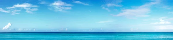 Belo mar caribenho e céu azul. Fundo de verão . — Fotografia de Stock