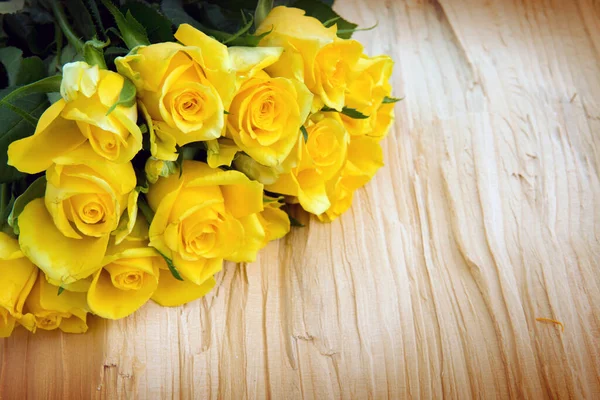 Tarjeta de felicitación del día de las madres, rosas sobre mesa de madera . — Foto de Stock