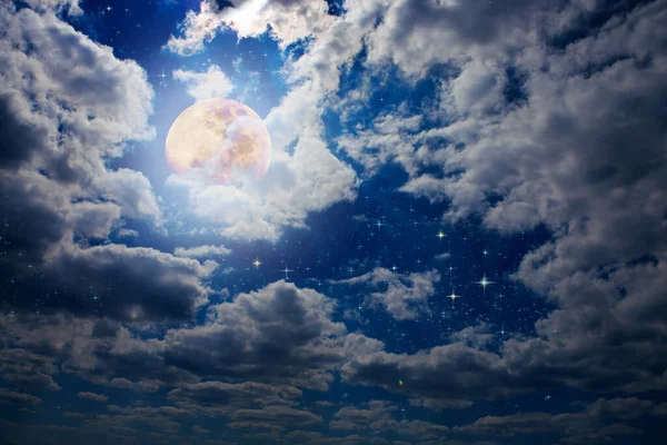 Abstrakte Wolken und Mondhintergrund mit Kopierraum. — Stockfoto