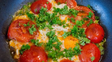 Tavada yumurta, domates ve tavada maydanoz..