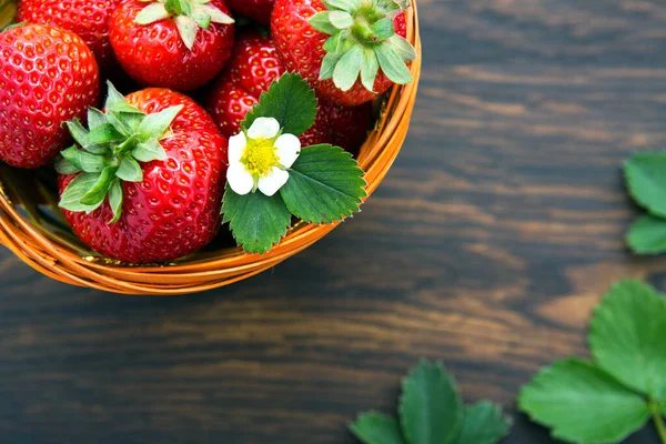 Macro sobre fresas sobre fondo de madera . — Foto de Stock