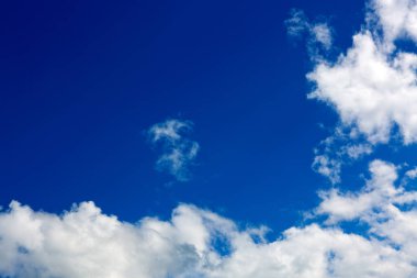 Büyük bulutlar ve mavi gökyüzü arka plan . Doğa arka planı.