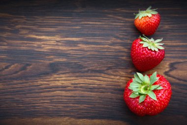Ahşap arka planda çilekli Makro shot..