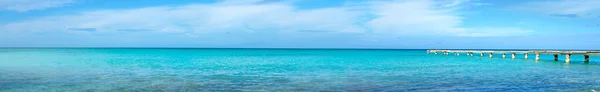 Güzel Karayipler denizi ve mavi gökyüzü. Seyahat arka planı.. — Stok fotoğraf