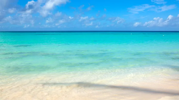 Mer des Caraïbes et ciel bleu. — Photo