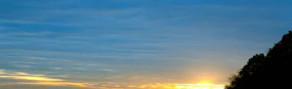 Prachtige blauwe lucht. Natuur achtergrond met wolken. — Stockfoto