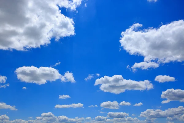 Witte wolken en blauwe lucht achtergrond. Natuur achtergrond. — Stockfoto