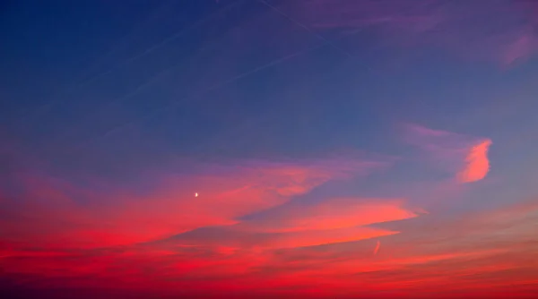 Pôr do sol com nuvens rosa, raios de luz e outros efeitos atmosféricos. — Fotografia de Stock