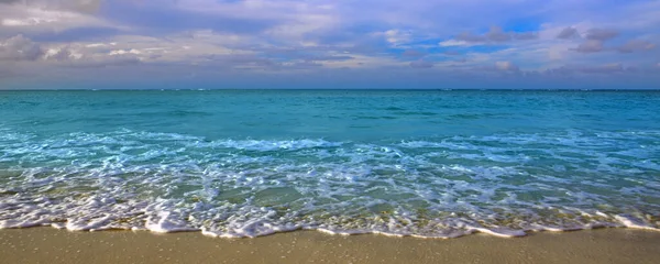 Mar Caribe y cielo de nubes azules. Fondo de viaje . —  Fotos de Stock