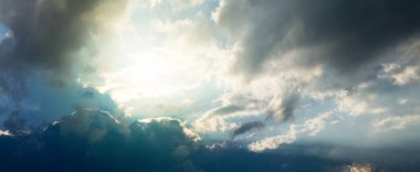 Gün batımında büyük bulutlu mavi gökyüzü. Soyut arkaplan.