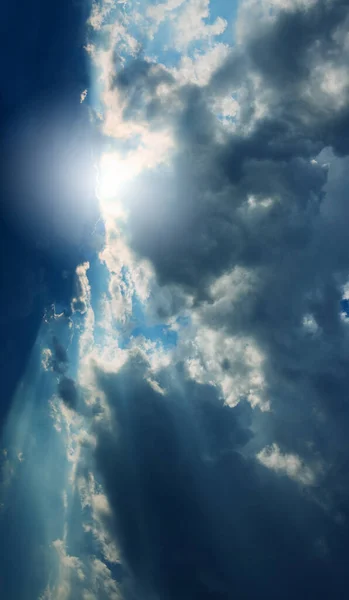 Céu azul com grandes nuvens ao pôr-do-sol. Contexto abstrato . — Fotografia de Stock