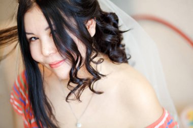 Gelin saçları, oynak yapıyor sabah örtü ile bak.