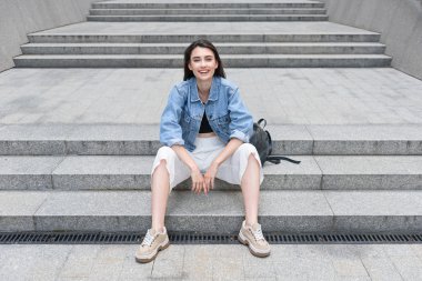 modern ve iyimser tek Bayan sokakta dinlenme