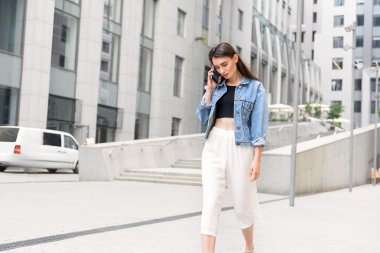 açık havada duran ve chat yapan kız