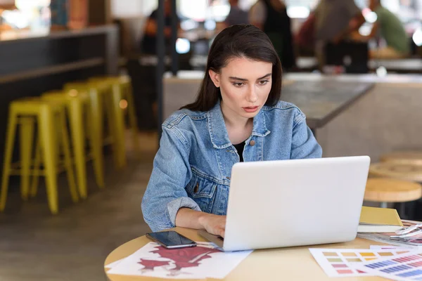 Designer arbetar medan du sitter på ett café — Stockfoto