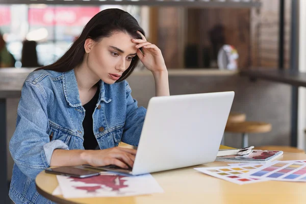 Blogger de moda descansando en un café — Foto de Stock