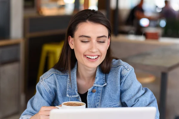 Student som leende på hennes arbetsplats — Stockfoto