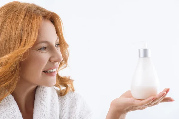 Middelbare leeftijd dame is tevreden met hygiëne product — Stockfoto