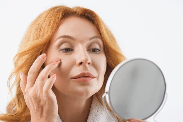 Senior roodharige dame met gezichtsbehandeling — Stockfoto