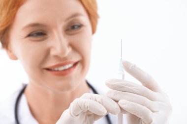 Neşeli pratisyen tedavi etmek hazırdır