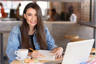 halka açık bir yerde günlüğüne çizim sanatçı