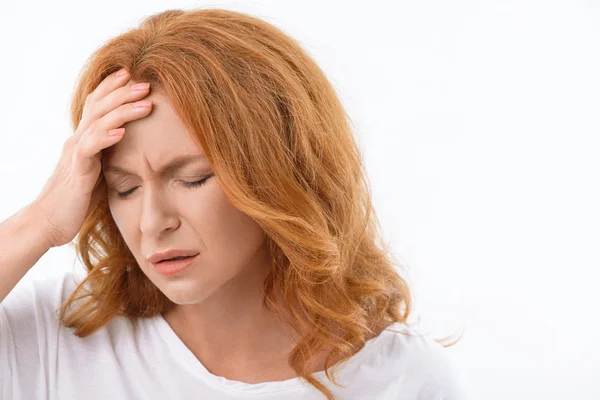 Mujer deprimida sufre de dolor de cabeza — Foto de Stock