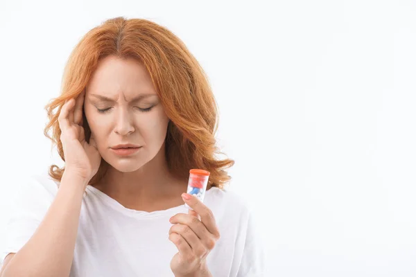 Gefrustreerde dame genezen van haar hoofd tegen pijn — Stockfoto