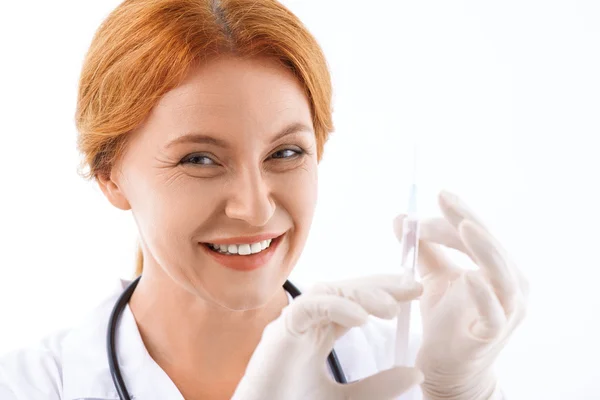 Médica experiente preparando-se para o procedimento — Fotografia de Stock